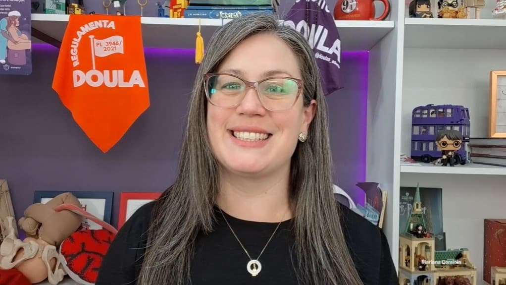 Mari Coraiola sorri para a câmera em uma aula gravada da Formação MasterDoulas, na plataforma online.