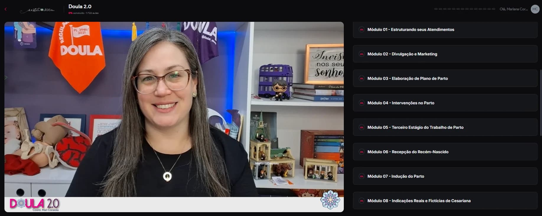 Aula do Doula 2.0 na plataforma: Mari Coraiola no vídeo e, ao lado, a lista de módulos, como Estruturando seus Atendimentos e Elaboração de Plano de Parto.
