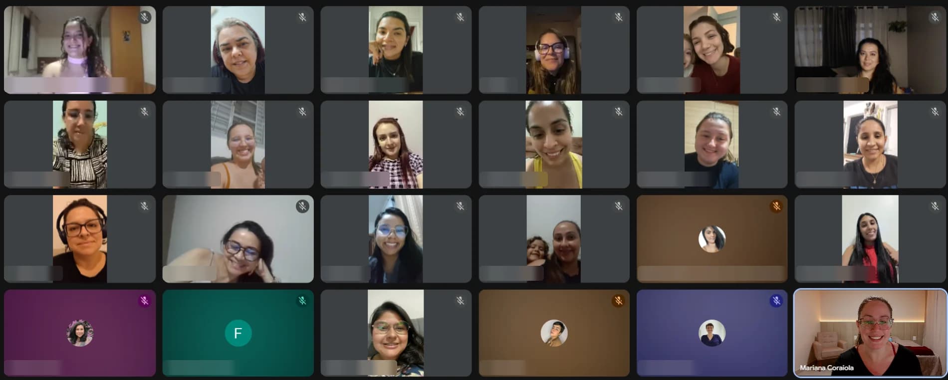 Encontro ao vivo online da Formação MasterDoulas: Mari Coraiola e as alunas da turma em videochamada.